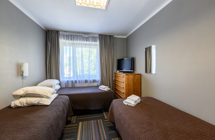 Budžeta klases numurs ar koplietošanas vannas istabu